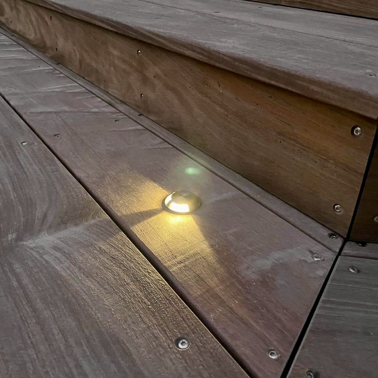 Spot encastré dans une terrasse en bois